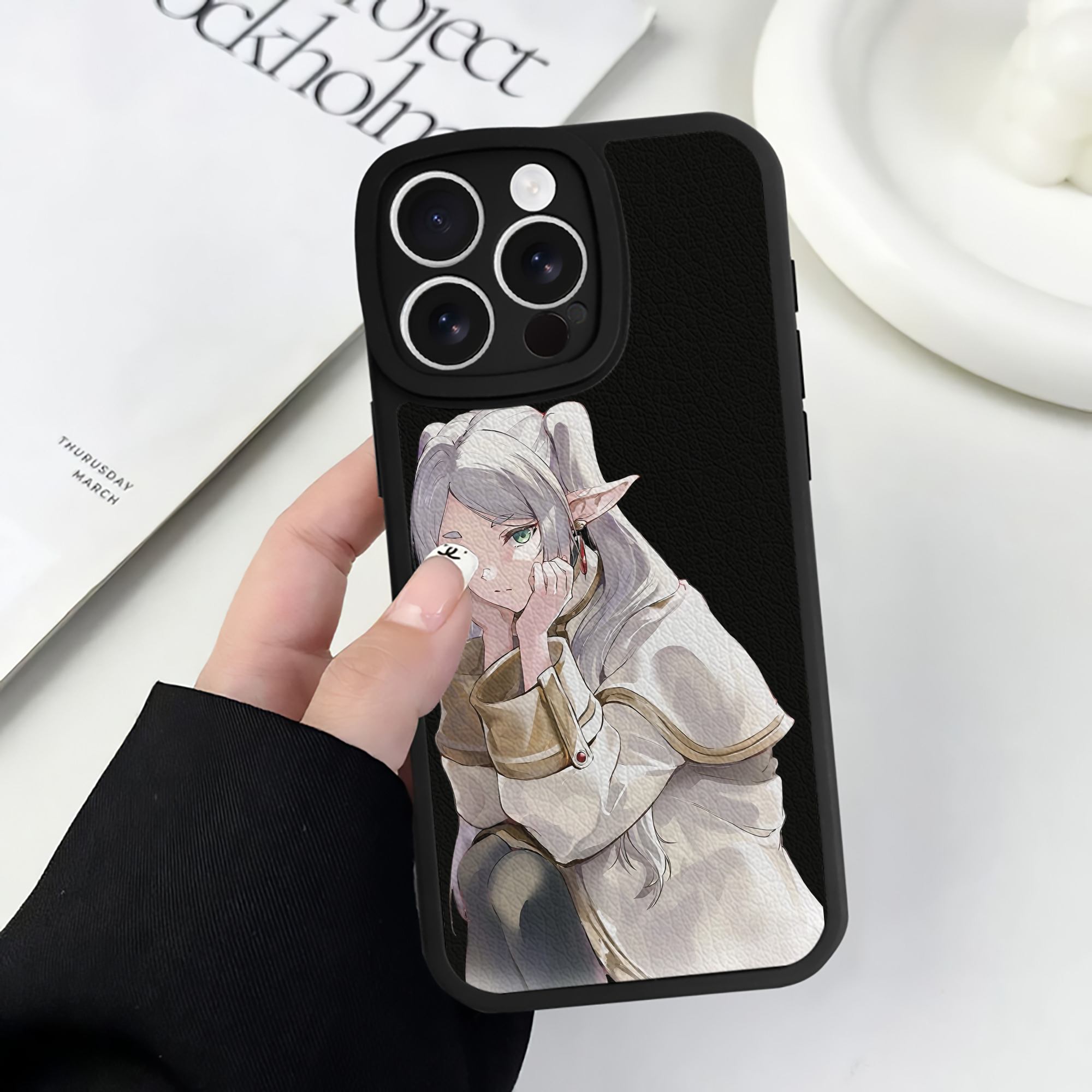 （画像用） 葬送のフリーレン Frieren 【iPhone 16シリーズ対応】シリコンスマホケース（レザー調） 材質：シリコン